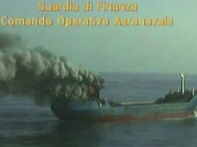 Έβαλαν φωτιά σε 10 τόνους χασίς εν πλω